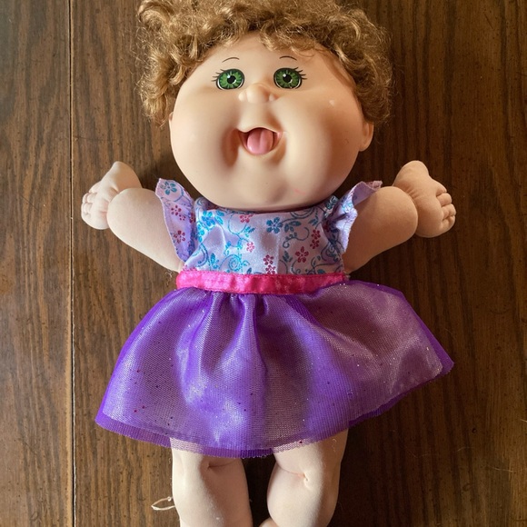 Cabbage patch kid play along 2007 little girl brown curly hair and green eyes - Picture 1 of 8